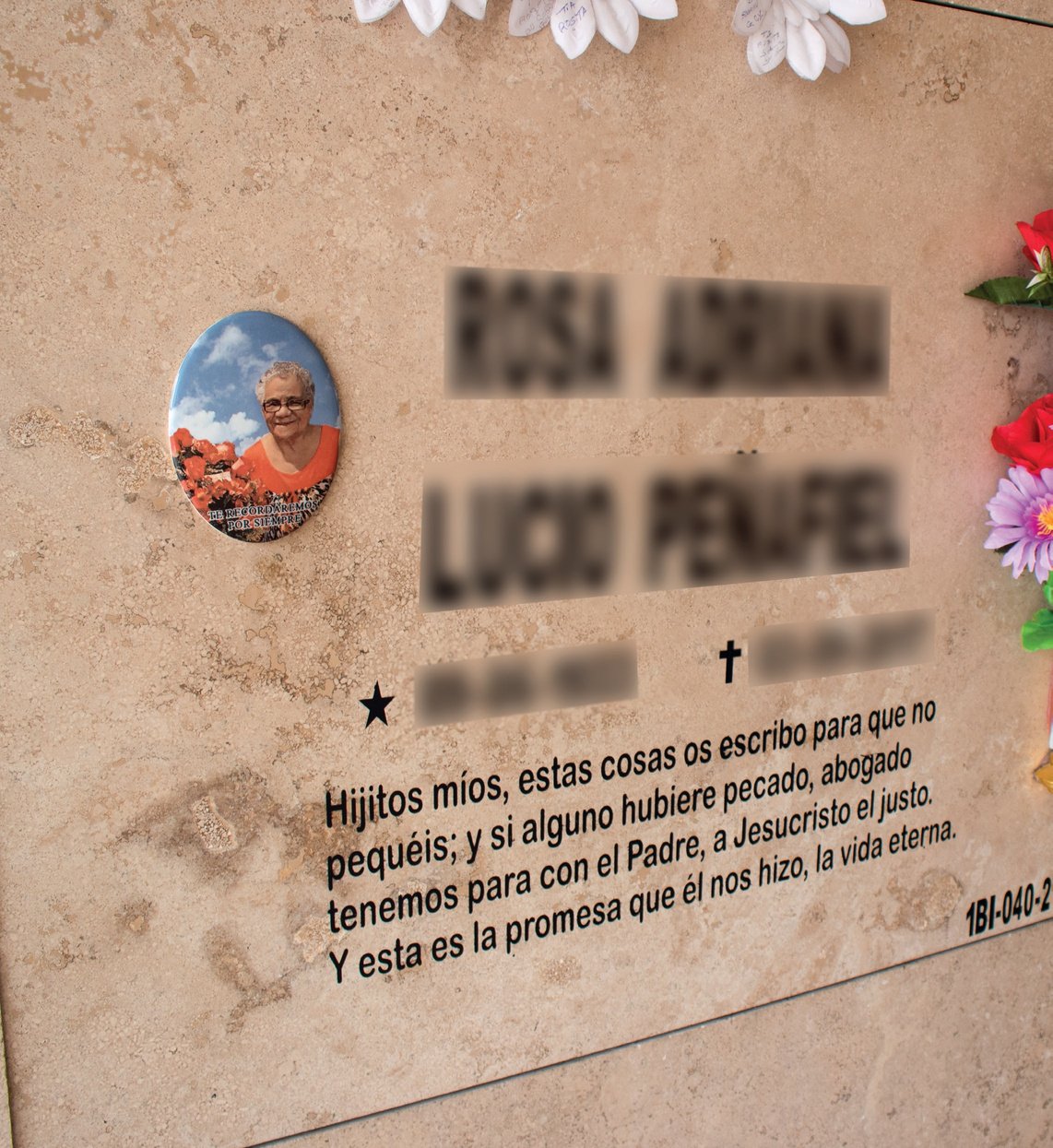 Epitafio grabado en lápida de mármol