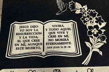 Lápida con texto bíblico grabado