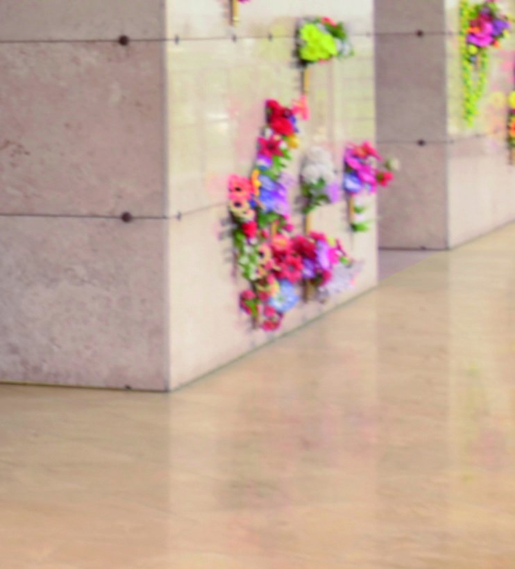 Osarios con arreglos florales