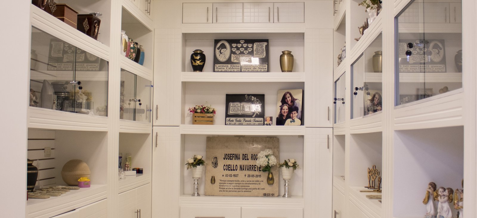 Estantes de la tienda de homenajes
