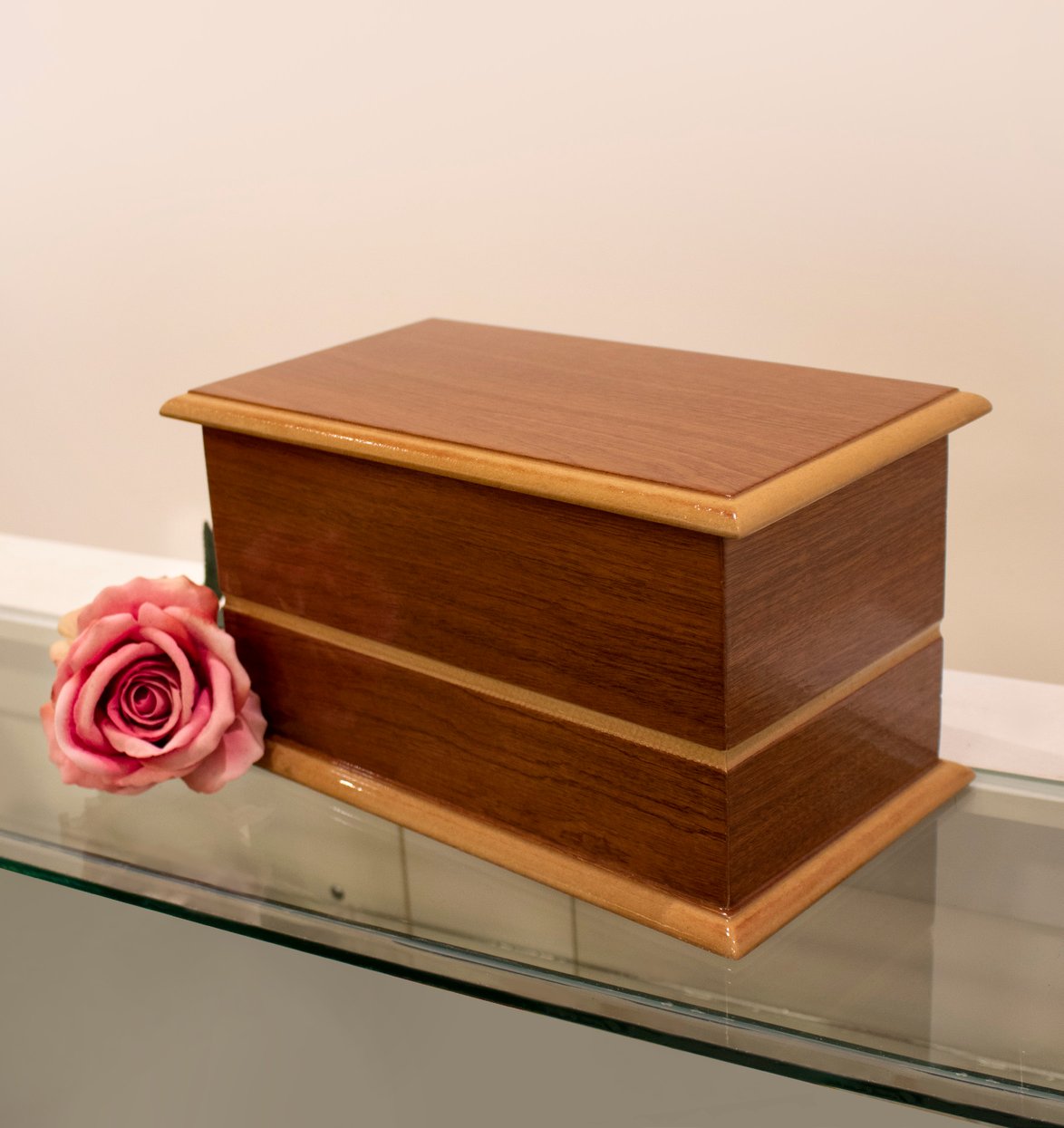 Urna de madera con rosa
